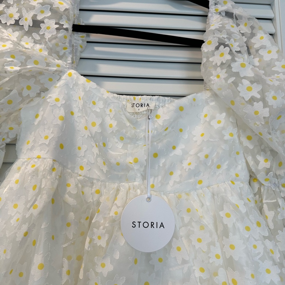 NWT Storia dress. Size S. Daisy pattern white flowers with yellow centers. - Picture 5 of 6